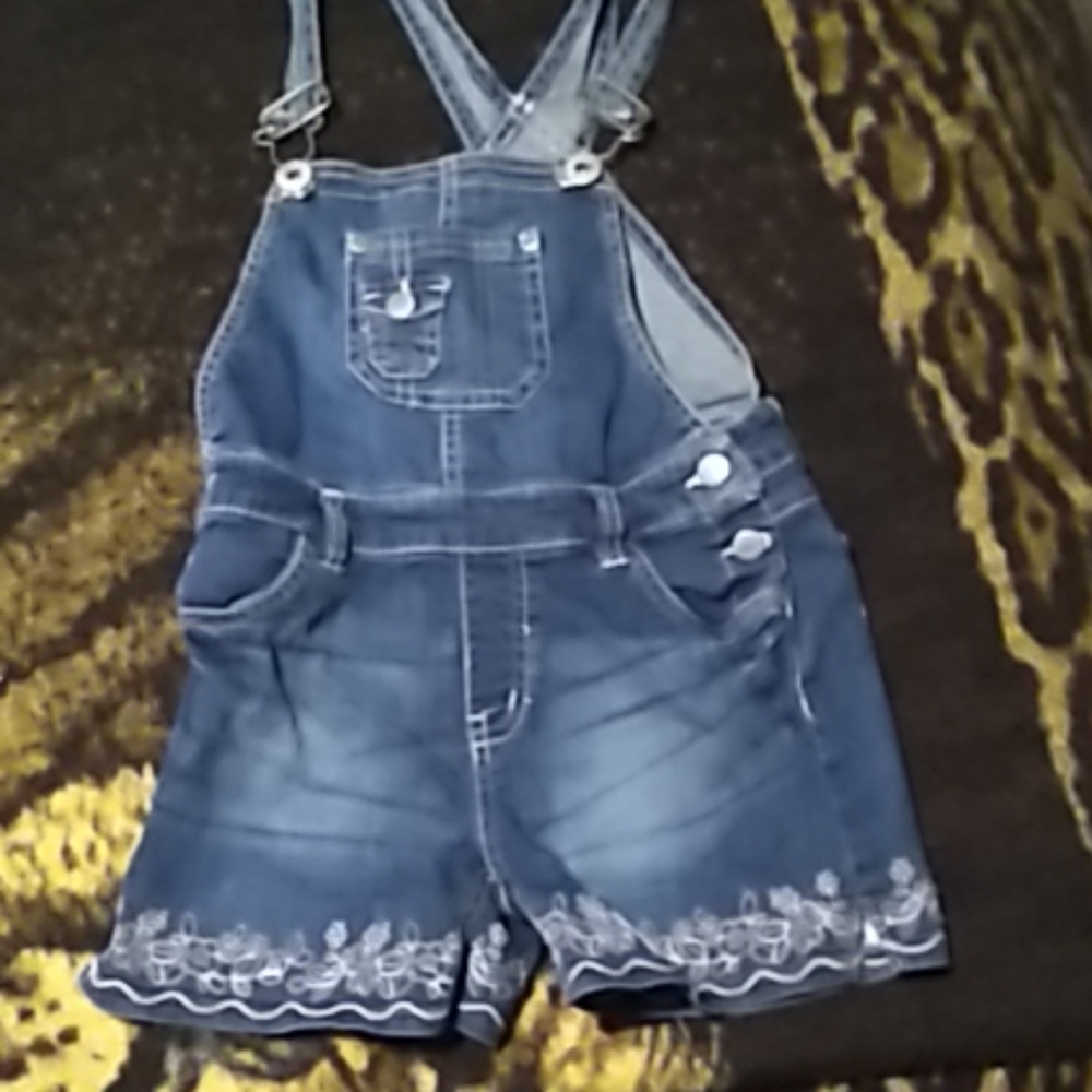 Girl's overall shorts
